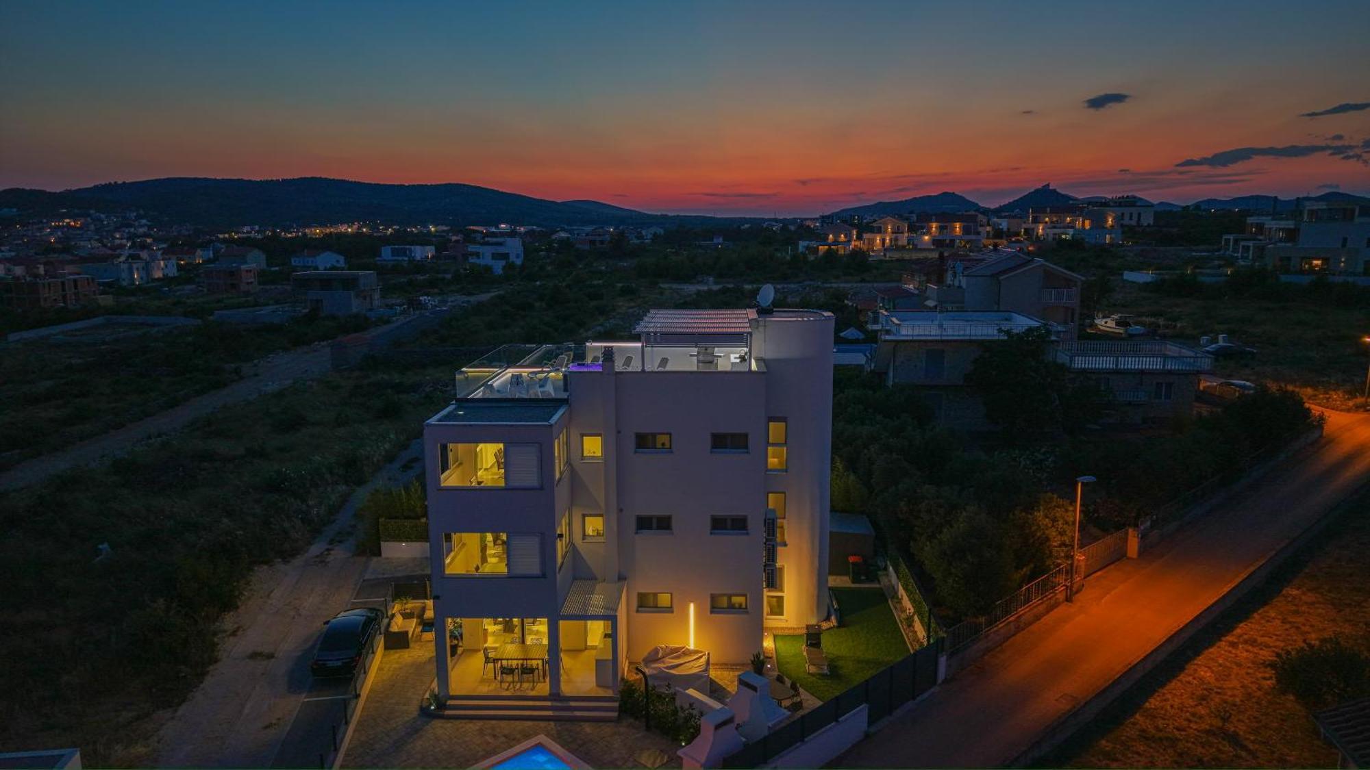 Vasilj Dein Eigener Pool Oder Dein Eigener Whirlpool Mit Aussicht, Dein Urlaub, Deine Privatsphaere, Deine Wahl Apartman Vodice