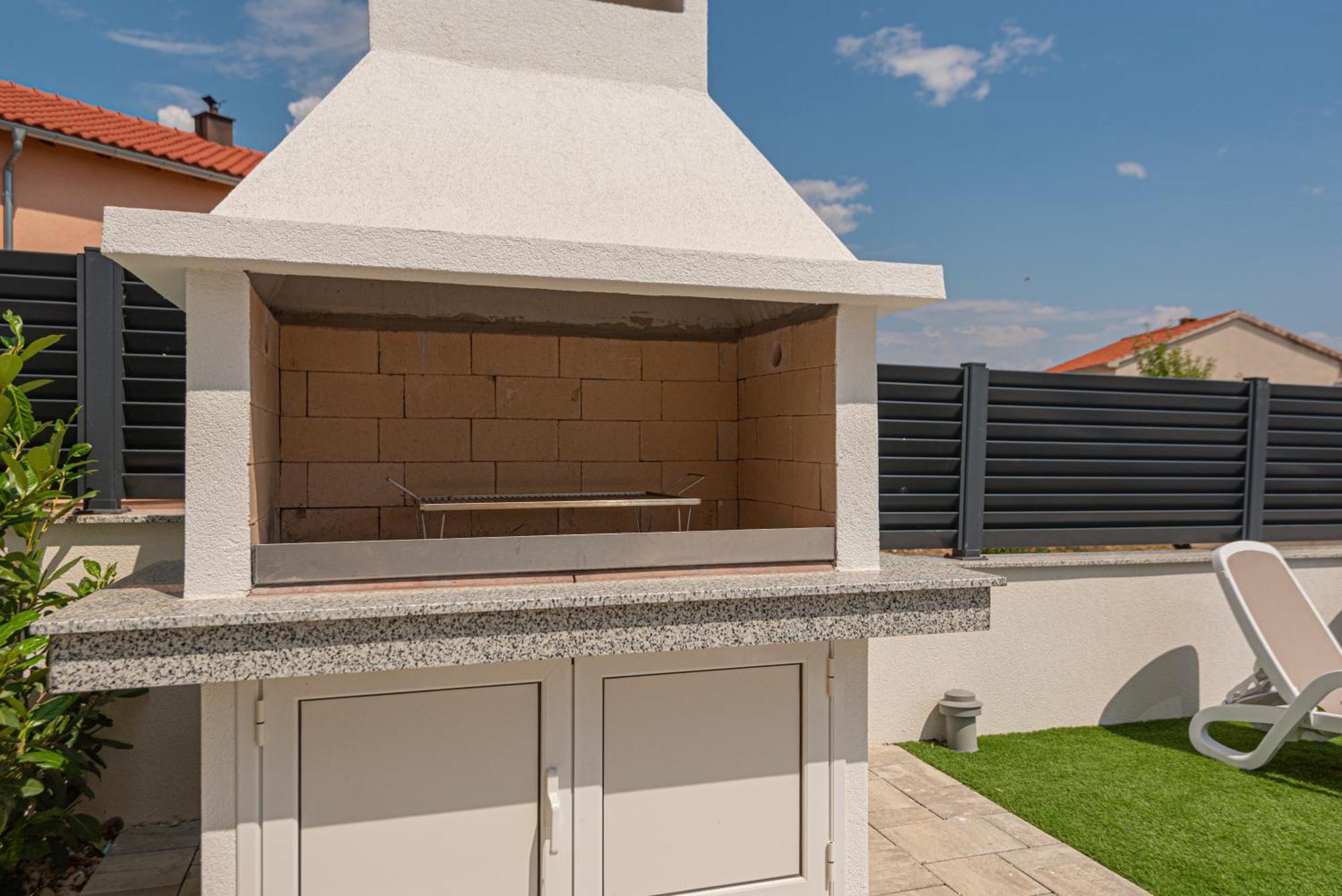 Vasilj Dein Eigener Pool Oder Dein Eigener Whirlpool Mit Aussicht, Dein Urlaub, Deine Privatsphaere, Deine Wahl Apartman Vodice